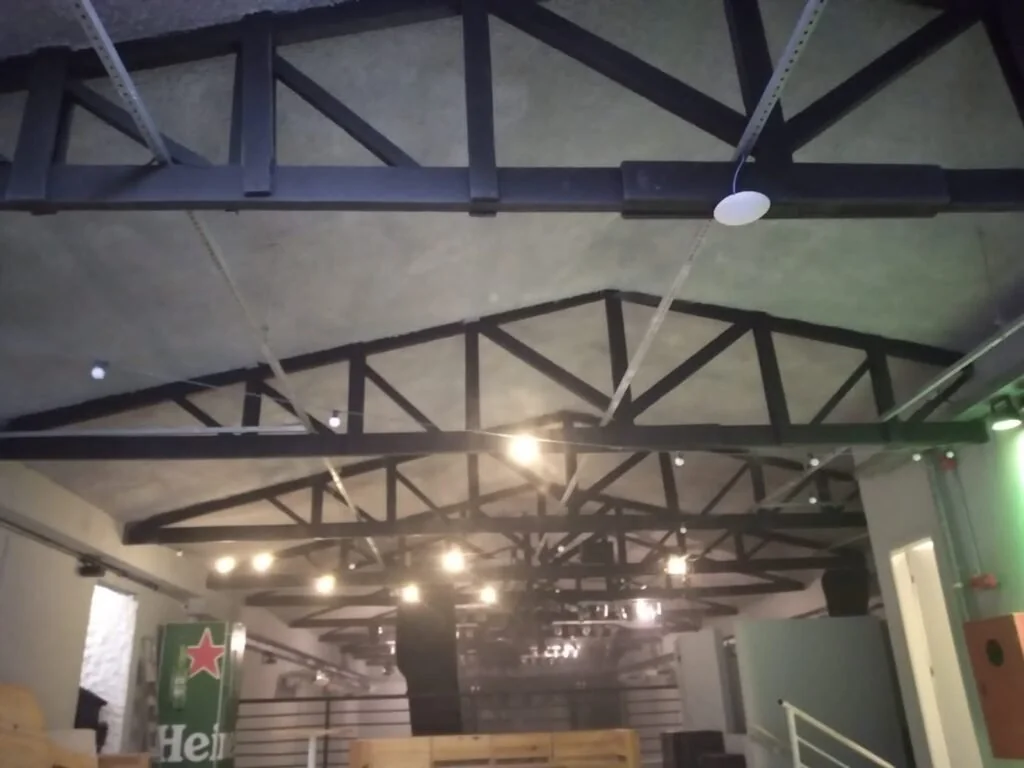 Teto e estrutura com tratamento por jateamento acústico