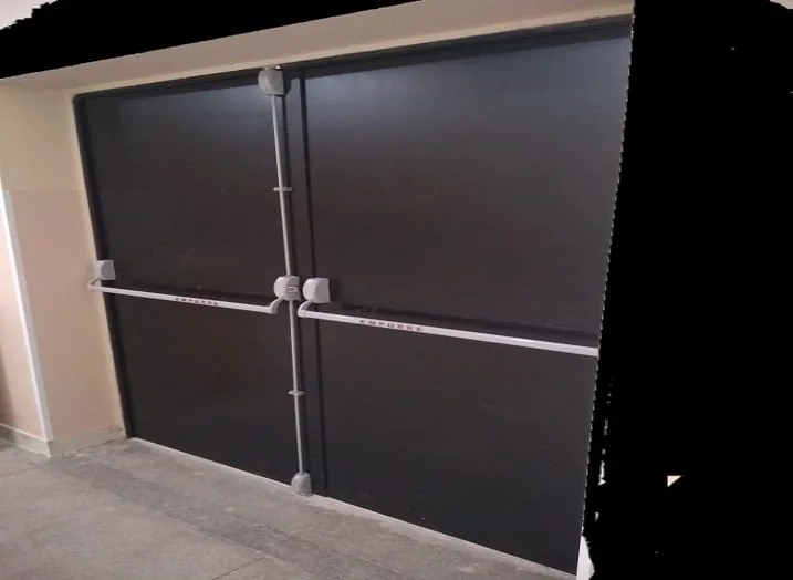 Porta dupla em ambiente interno